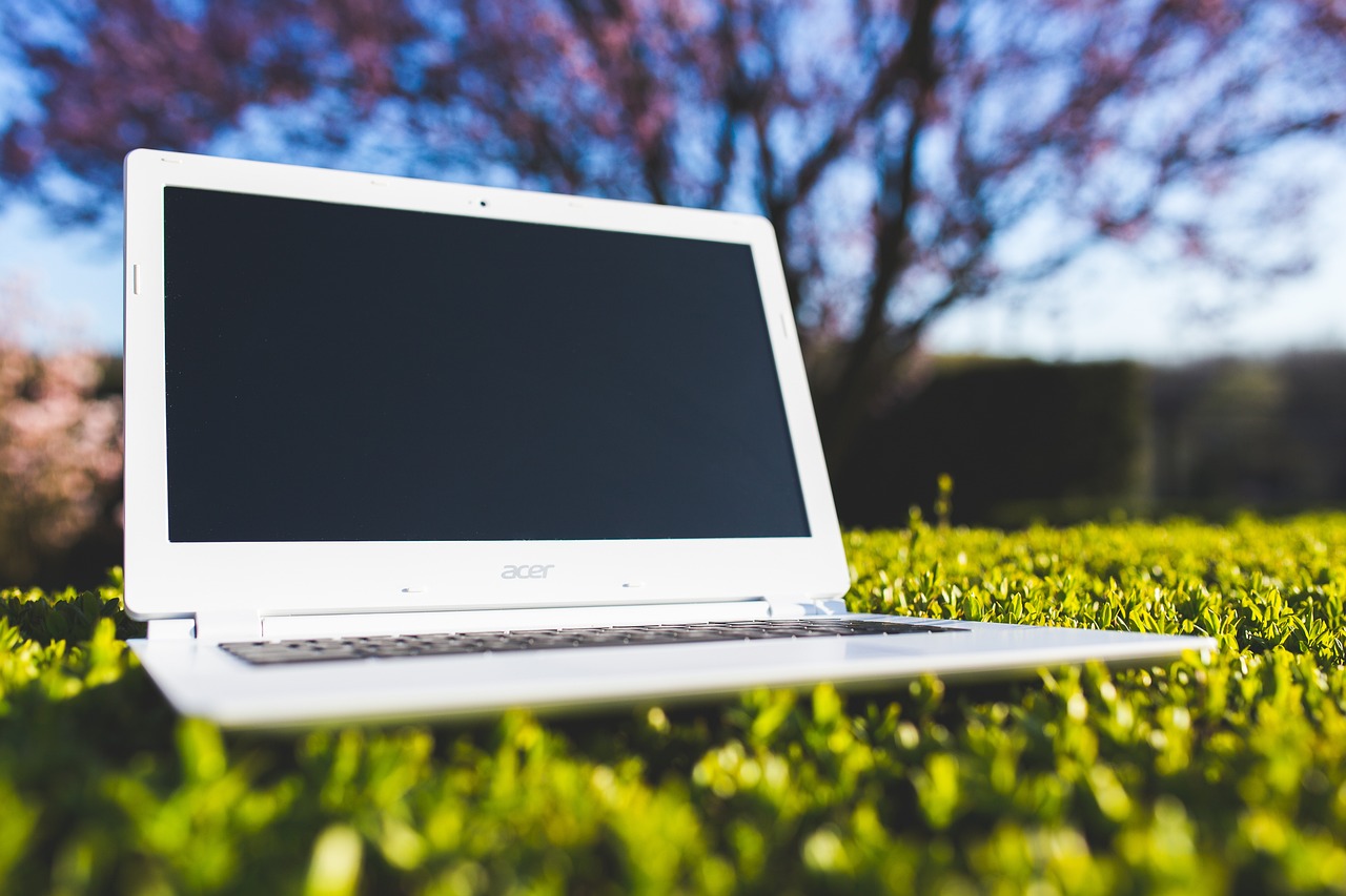 gambar laptop diatas rumput